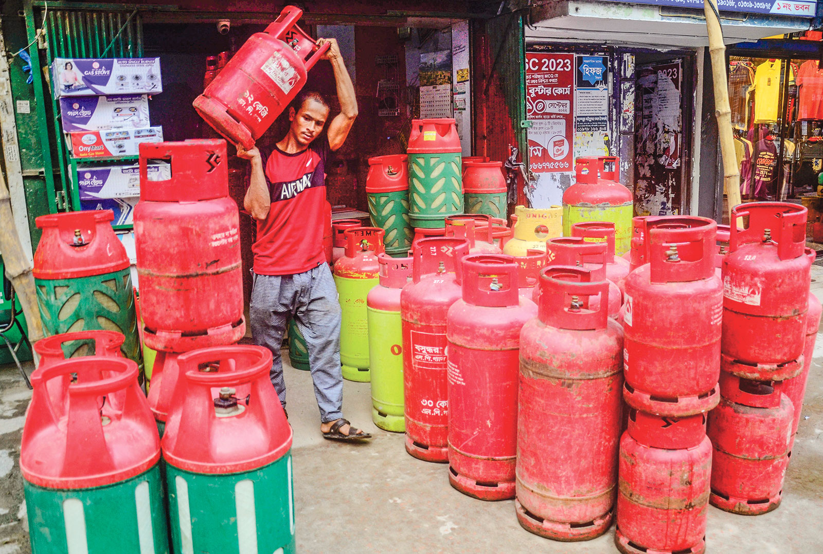 এলপিজি ১২ কেজির দাম বাড়ল ৭০ টাকা,সন্ধ্যা ৬টা থেকে কার্যকর