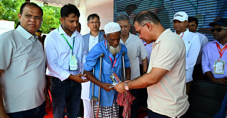 বন্যায় ক্ষতিগ্রস্ত পরিবারের হাতে নতুন ঘরের চাবি তুলে দিলেন প্রধানমন্ত্রী