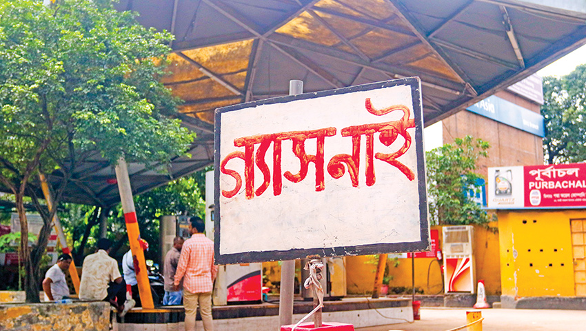 ঘণ্টার পর ঘণ্টা লাইনে দাঁড়িয়ে মিলছে ২০ থেকে ৬০ টাকার গ্যাস! 