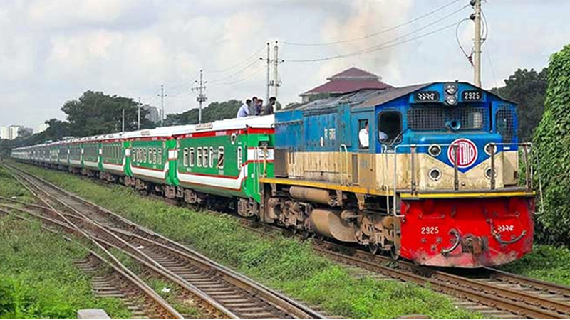 স্বস্তির ট্রেনযাত্রায় এখন যেন মৃত্যু ফাঁদ