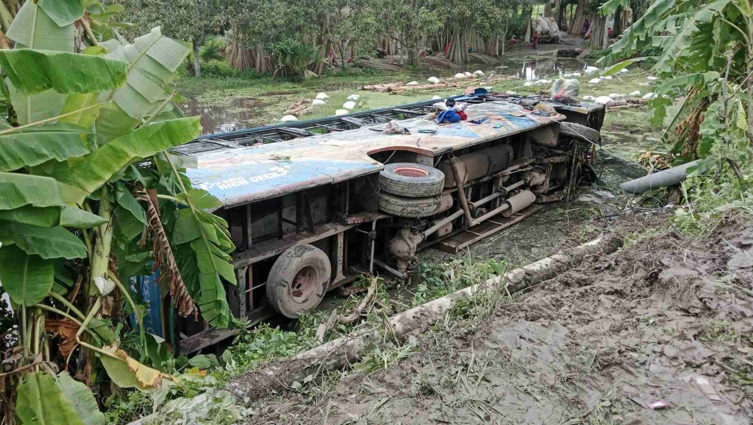 বোয়ালমারীতে বাস-ট্রাকের সংঘর্ষ, আহত ২০