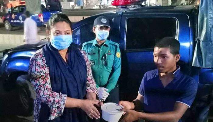রাতেও রাস্তায় ঘুরে ঘুরে অসহায়দের খাবার দিচ্ছে পুলিশ   