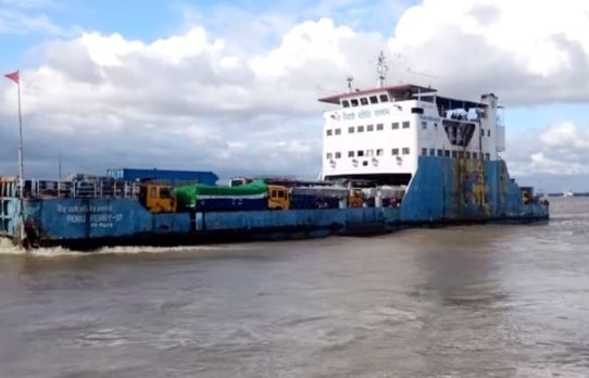 দৌলতদিয়া-পাটুরিয়া নৌপথে ফেরি পারাপার ব্যাহত