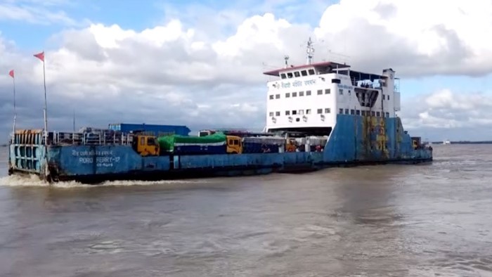 দৌলতদিয়া-পাটুরিয়া নৌপথে ফেরি পারাপার ব্যাহত