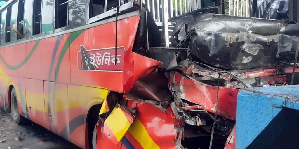 ফেনীতে কাভার্ড ভ্যানের পেছনে বাসের ধাক্কায় নিহত ৩
