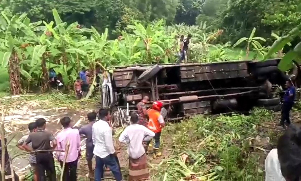 গোপালগঞ্জে যাত্রীবাহী বাস খাদে পড়ে নিহত ৩