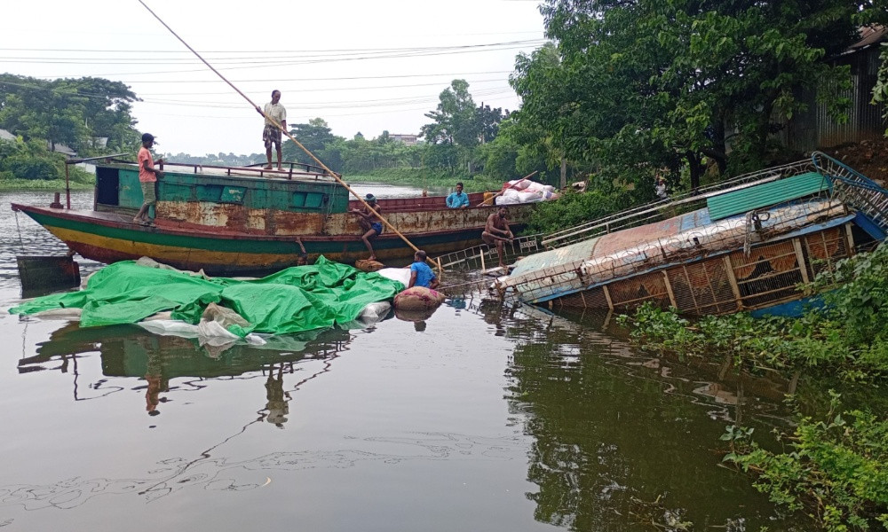 ব্রাহ্মণবাড়িয়ায় তীরে এসে নৌকা ডুবি,জলে দেড় কোটি টাকার পণ্য