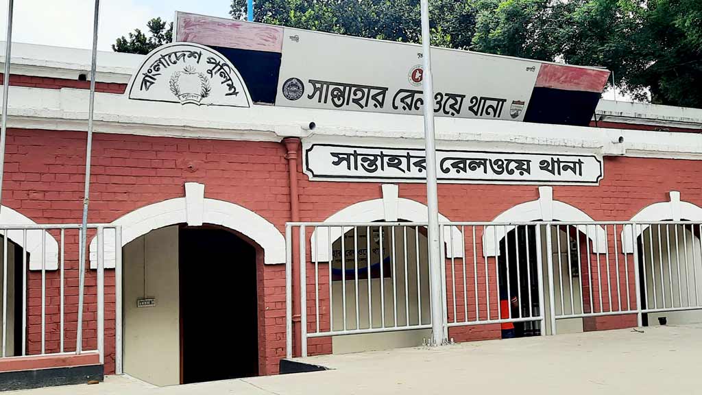 চলন্ত ট্রেনে নারীকে ধর্ষণ, ৪ পুলিশ সদস্য প্রত্যাহার