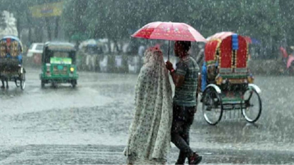 হঠাৎ বৃষ্টিতে ভিজলো রাজধানী, ভ্যাপসা গরমে মিলেছে স্বস্তি