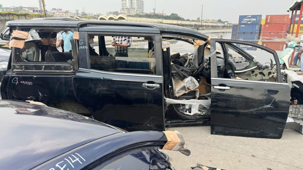 জাপান থেকে পুরোনো যন্ত্রাংশ আমদানির আড়ালে এল দুটি বিলাসবহুল গাড়ি