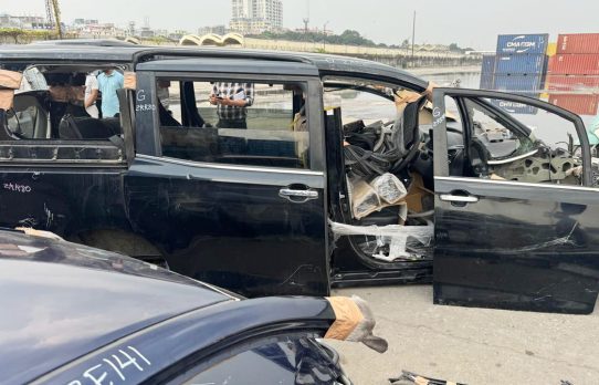 জাপান থেকে পুরোনো যন্ত্রাংশ আমদানির আড়ালে এল দুটি বিলাসবহুল গাড়ি