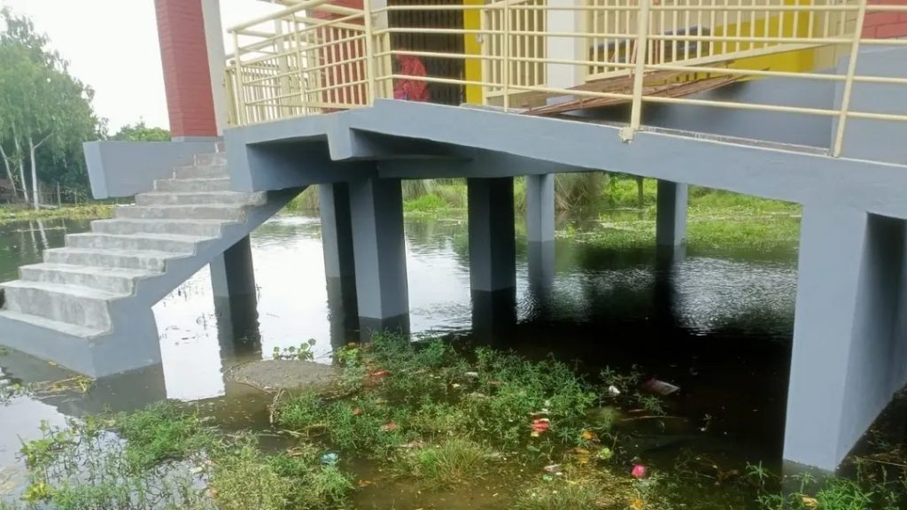 পদ্মার পানিতে দৌলতপুরে বন্দী ৫০ হাজার মানুষ, ১৮ শিক্ষাপ্রতিষ্ঠানে পাঠদান স্থগিত