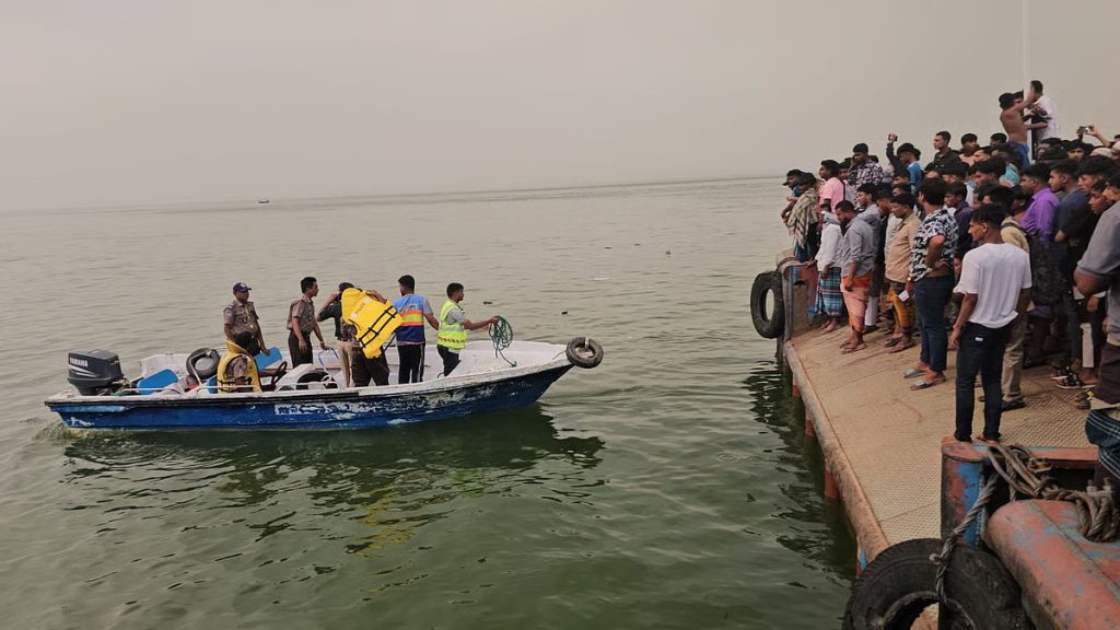 পদ্মায় ট্রলার দুর্ঘটনায় দু’জন উদ্ধার হলেও ১৪ ঘণ্টা পরও নিখোঁজ এক যুবক