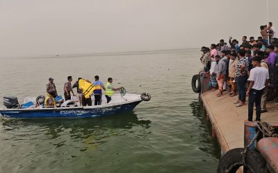 পদ্মায় ট্রলার দুর্ঘটনায় দু’জন উদ্ধার হলেও ১৪ ঘণ্টা পরও নিখোঁজ এক যুবক