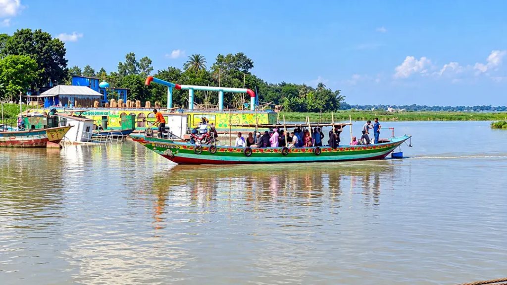 দুই সপ্তাহ ধরে ফেরি চলাচল বন্ধ,ঝুঁকি নিয়ে ট্রলারে পারাপার
