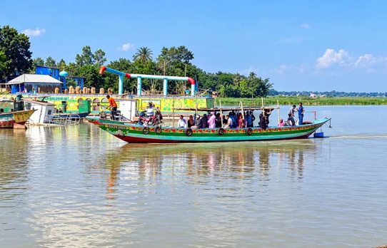 দুই সপ্তাহ ধরে ফেরি চলাচল বন্ধ,ঝুঁকি নিয়ে ট্রলারে পারাপার