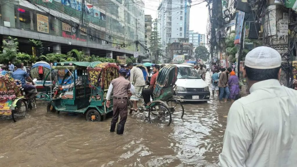 ভারী বৃষ্টিতে ডুবেছে রাজধানীর বিভিন্ন সড়ক