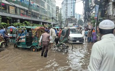 ভারী বৃষ্টিতে ডুবেছে রাজধানীর বিভিন্ন সড়ক