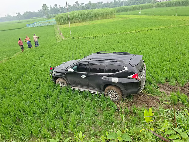 বৃদ্ধাকে বাঁচাতে গিয়ে প্রতিমন্ত্রীর গাড়ি ধানখেতে, প্রতিমন্ত্রীসহ আহত ৩
