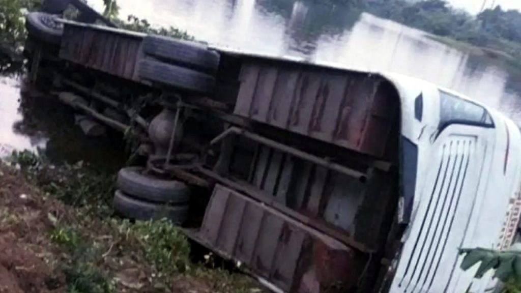 কুমিল্লায় মেডিকেল শিক্ষার্থীদের বহনকারী বাস উল্টে খাদে,আহত ২০