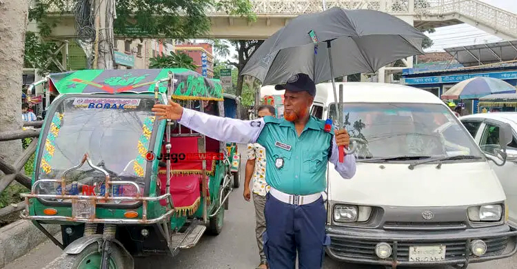 তিন দশক ধরে অচল ট্রাফিক সিগন্যাল, হাতের ইশারায় চলে গাড়ি
