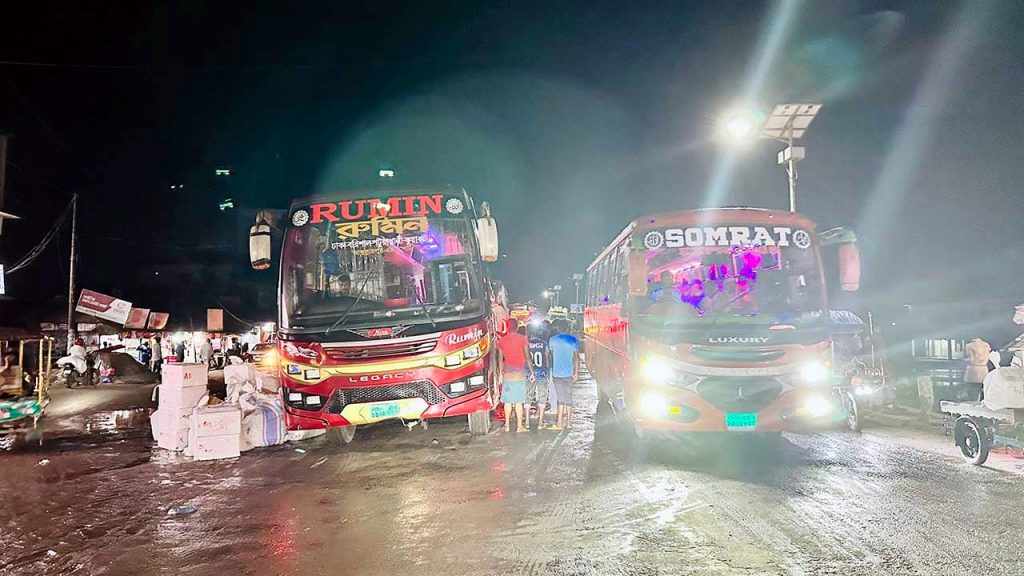 পটুয়াখালীতে মহাসড়ক দখল করে মাছ বোঝাই, যানজটে ভোগান্তির শিকার পর্যটকরা