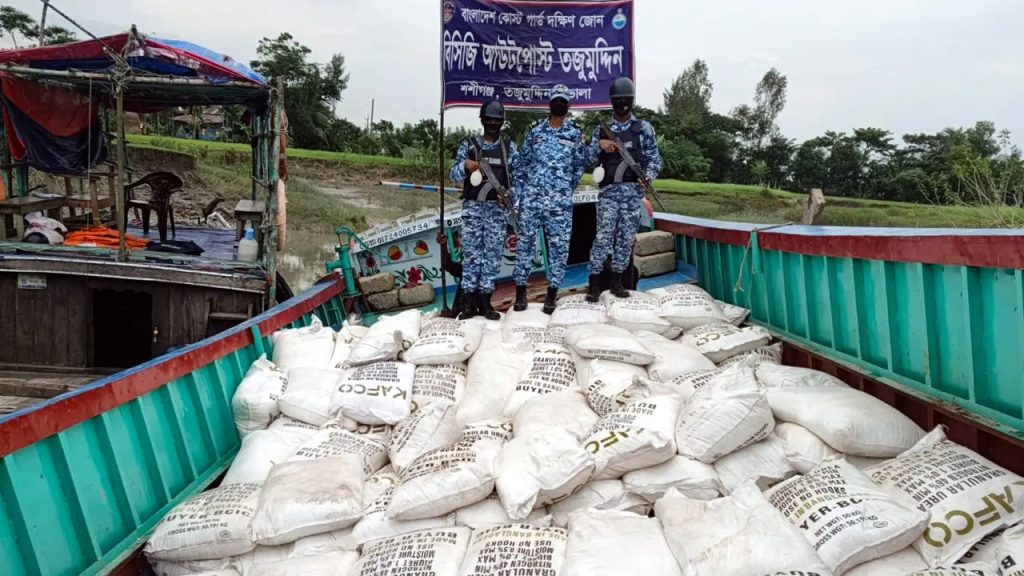 মিয়ানমারে পাচারকালে ১৬০ বস্তা ইউরিয়া সার জব্দ করল কোস্টগার্ড