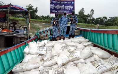 মিয়ানমারে পাচারকালে ১৬০ বস্তা ইউরিয়া সার জব্দ করল কোস্টগার্ড
