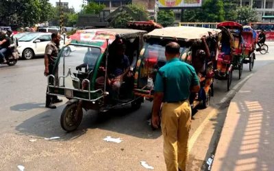মূল সড়ক থেকে ব্যাটারিচালিত রিকশা ডাম্পিং চলছে