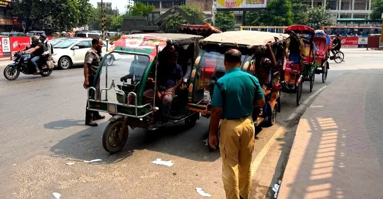 মূল সড়ক থেকে ব্যাটারিচালিত রিকশা ডাম্পিং চলছে