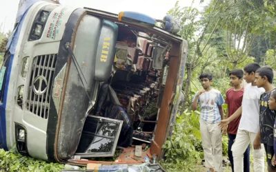 ঝিনাইদহে যাত্রীবাহী বাস নিয়ন্ত্রণ হারিয়ে খাদে, আহত অন্তত ২০