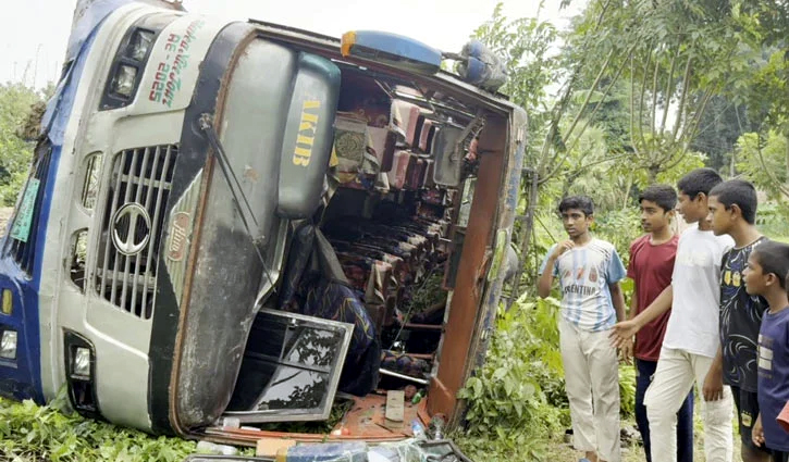 ঝিনাইদহে যাত্রীবাহী বাস নিয়ন্ত্রণ হারিয়ে খাদে, আহত অন্তত ২০
