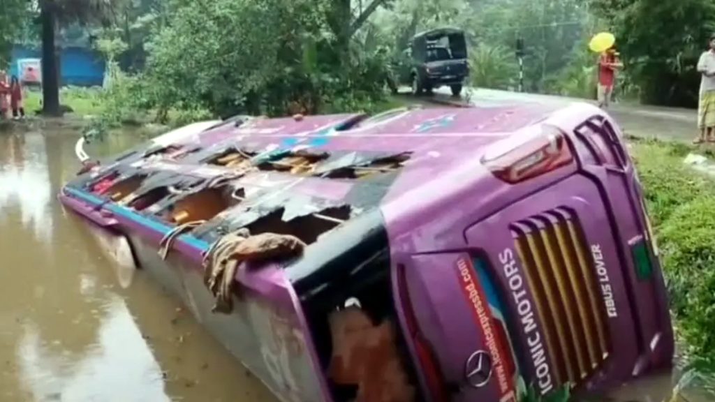 নিয়ন্ত্রণ হারিয়ে পুকুরে পর্যটকবাহী স্লিপার বাস