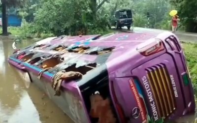 নিয়ন্ত্রণ হারিয়ে পুকুরে পর্যটকবাহী স্লিপার বাস