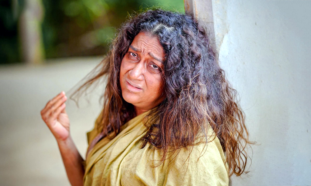 অভিনেত্রী দীপা খন্দকারের এই অবস্থা কেন?