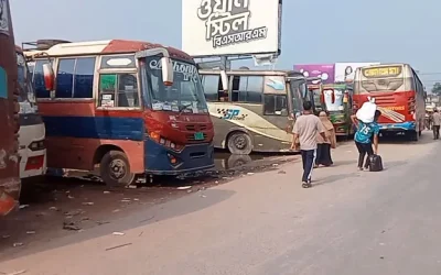 নওগাঁয় দুইদিন পর বাস চলাচল শুরু