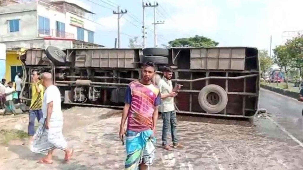 ময়মনসিংহে মাহিন্দ্রা ও সিএনজিকে ধাক্কা দিয়ে উল্টে গেল বাস, নিহত ২