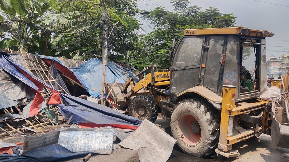 গাজীপুরে সড়ক দখলমুক্ত করতে সিটি করপোরেশনের উচ্ছেদ অভিযান