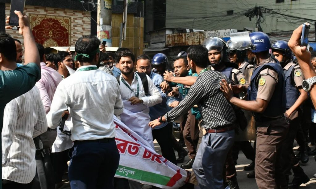 ইসলামী ব্যাংকের চাকরিচ্যুতদের ওপর গ্রাহক ফোরামের হামলা, কয়েকজন আহত
