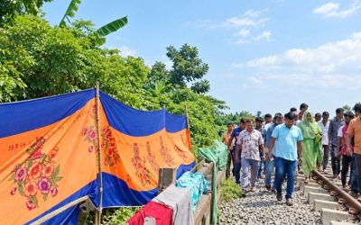 পর্দা টাঙিয়ে রেলের জমিতে ভবন নির্মাণ