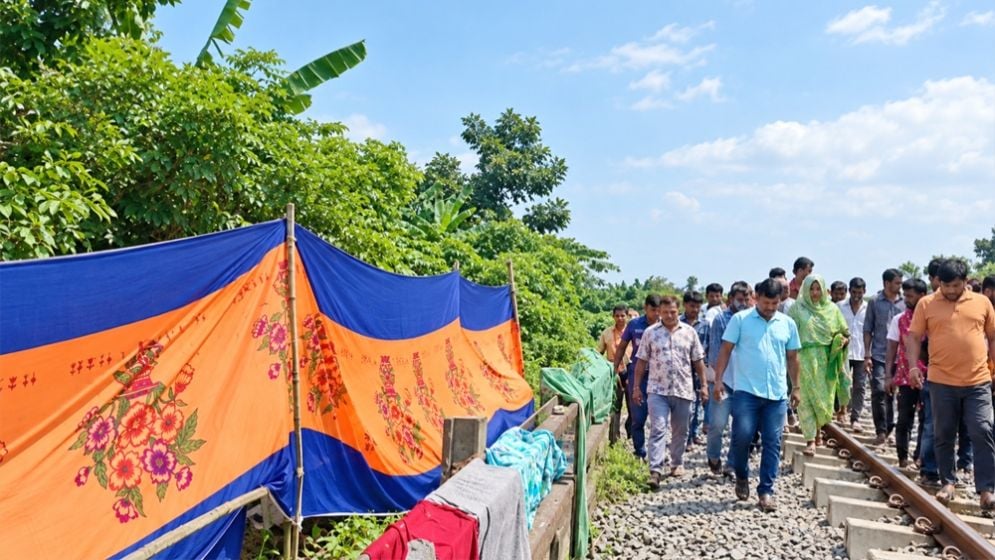 পর্দা টাঙিয়ে রেলের জমিতে ভবন নির্মাণ