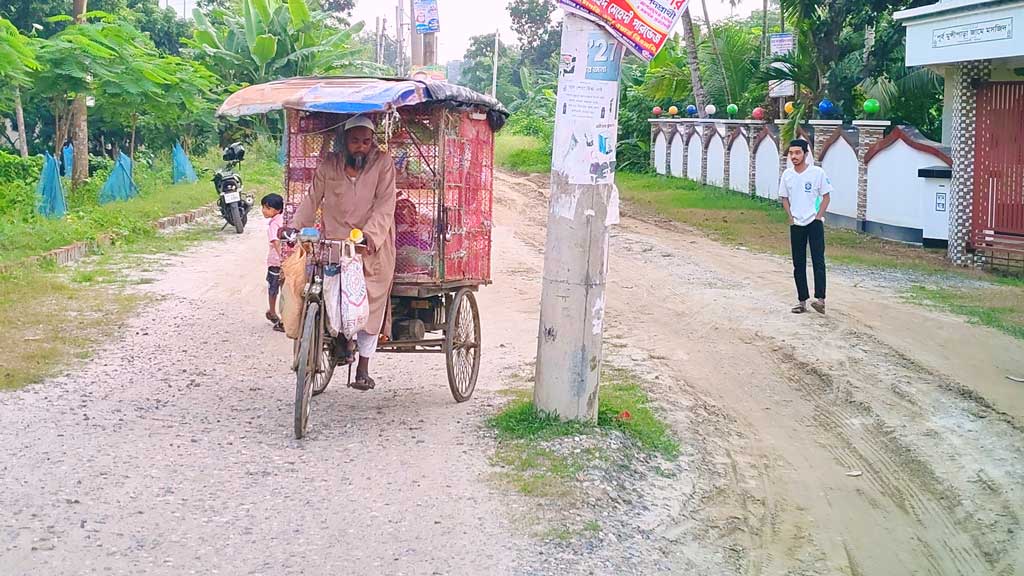 সড়কের মাঝখানে বৈদ্যুতিক খুঁটি, আটকে আছে সড়ক নির্মাণকাজ
