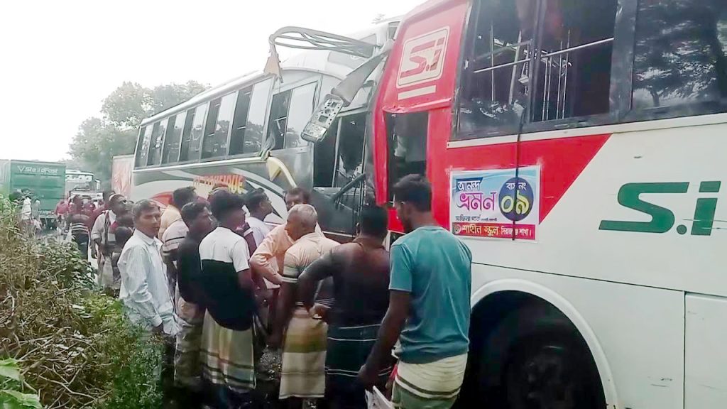 স্কুলের বনভোজনের বাসের সঙ্গে যাত্রীবাহী বাসের সংঘর্ষ