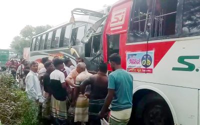 স্কুলের বনভোজনের বাসের সঙ্গে যাত্রীবাহী বাসের সংঘর্ষ