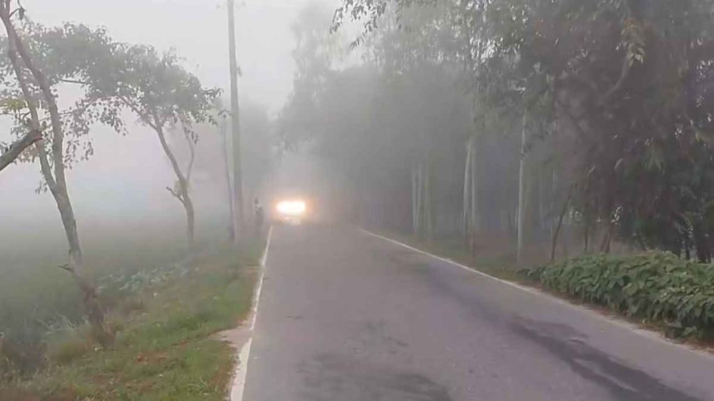শীতের আগমনী বার্তা, ঘন কুয়াশায় ঢাকা পড়ল নীলফামারী