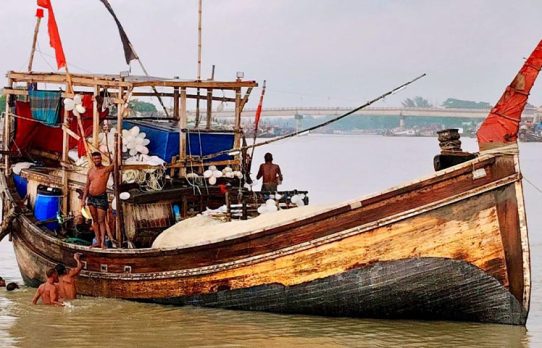 পটুয়াখালী ট্রলার বিকল হয়ে ৫ দিন ভেসে থাকা ১৮ জেলেকে উদ্ধার