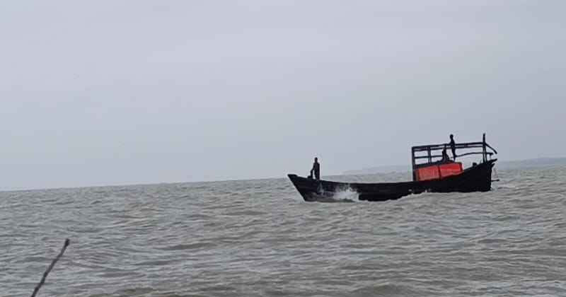 ঝড়ের কবলে ট্রলার ডুবিতে ২ জেলে নিহত, নিখোঁজ ২