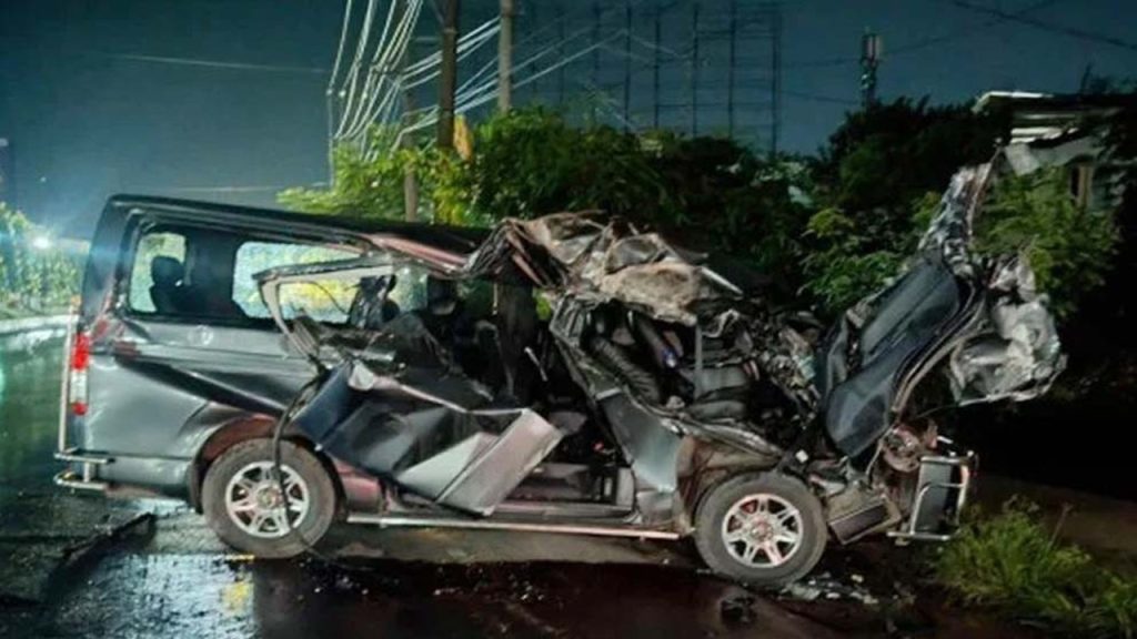 চট্টগ্রামে কাভার্ড ভ্যানের সঙ্গে সংঘর্ষে মাইক্রোবাসের ৪ যাত্রী নিহত