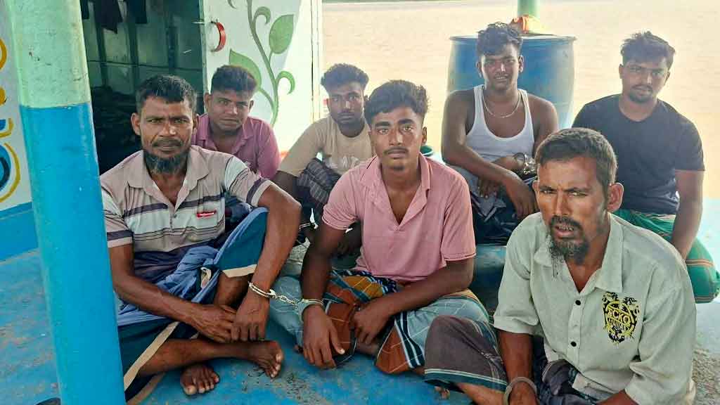 অবৈধভাবে বালু উত্তোলন, ড্রেজার ও বাল্কহেডসহ ভোলায় আটক ৭
