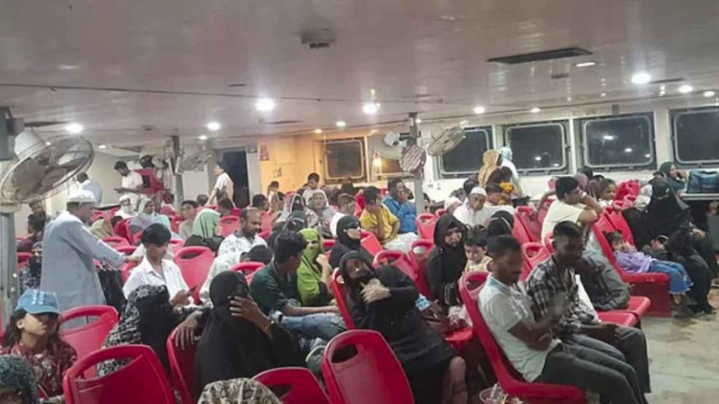ডুবোচরে ২৫০ যাত্রীসহ ‘ফেরি কপোতাক্ষ’ আটকে ছিল ৯ ঘণ্টা